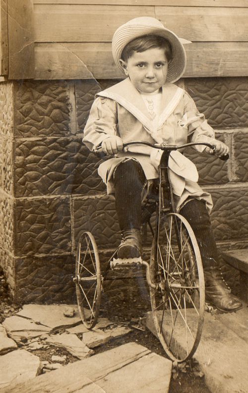 Bambina triciclo anni '20